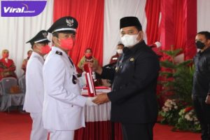Bupati Banyuasin Askolani Jasi SH MH Saat Menyerahkan Surat Keputusan (SK) Kepala Desa Siju Rahmad. Foto : Noto