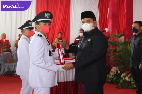 Bupati Banyuasin Askolani Jasi SH MH Saat Menyerahkan Surat Keputusan (SK) Kepala Desa Siju Rahmad. Foto : Noto