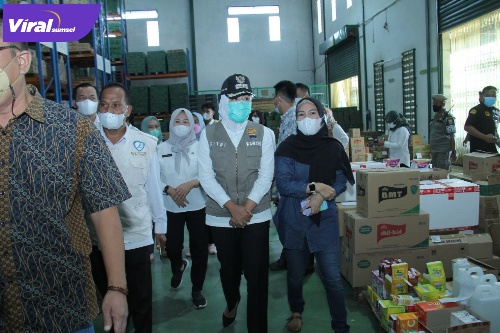 Fitrianti Agustinda Wakil Walikota Palembang saat melakukan pengecekan di salah satu distributor obat di Kota Palembang, Rabu (9/2/2022). Foto : Viralsumsel /Nto