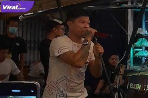 Babang Tamvan 'Andika Kangen Band' Saat Performance di Trading Cafe Ferdi Penna. Selasa (15/2/2022) Foto : Viralsumsel/Noto