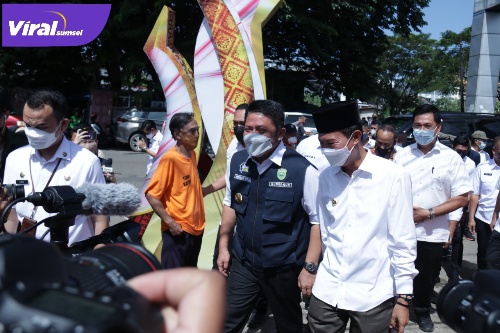 Walikota Palembang H Harnojoyo jalan bareng Gubernur Sumsel H Herman Deru usai resmikan Kampung Tangguh Nusantara Musi di Kampung Sungai Kembangkan, Kelurahan Sembilan Ilir, Kecamatan IT Tiga, Palembang, Rabu (16/2/2022). Foto : viralsumsel.com/nto