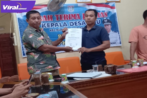 Serah Terima Jabatan Kepala Desa Siju, Dari Marwah Kades Periode 2016-2022 Kepada Rahmad Kades Periode 2022-2028. Foto : Viralsumsel/Noto