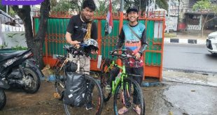 Andi dan Chairul Dua Pesepeda Asal Gorontalo Usai Kunjungi Pindang Musi Rawas di Jln Angkatan 45 Palembang. Minggu (20/2/2022) Foto : Viralsumsel/Noto