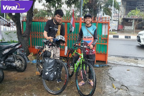 Andi dan Chairul Dua Pesepeda Asal Gorontalo Usai Kunjungi Pindang Musi Rawas di Jln Angkatan 45 Palembang. Minggu (20/2/2022) Foto : Viralsumsel/Noto