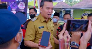 Plt Bupati Muba Beni Hernedi beri keterangan pada awak media. Foto viralsumsel.com/dev
