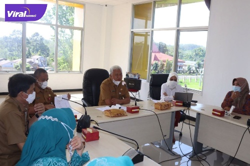 Sekda Kota Lubuklinggau, HA Rahman Sani didampingi Ketua Deskrananda Kota Lubuklinggau, Hj Yetti Oktarina Prana memimpin rapat Sinergi Pengembangan Kewirausahaan UMKM, Selasa (22/2/2022). Foto : viralsumsel.com/min
