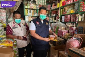 Kepala DPKUKM Kabupaten Banyuasin Erwin Ibrahim melakukan pemeriksaan dan sidak distributor minyak di wilayah Talang Kelapa Banyuasin, Selasa (22/2/2022). Foto : viralsumsel.com/lam