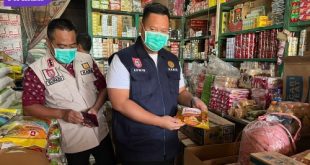 Kepala DPKUKM Kabupaten Banyuasin Erwin Ibrahim melakukan pemeriksaan dan sidak distributor minyak di wilayah Talang Kelapa Banyuasin, Selasa (22/2/2022). Foto : viralsumsel.com/lam