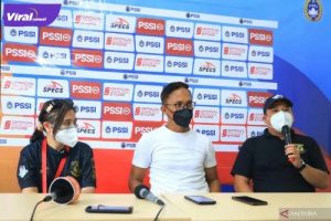 Pemilik Persikota Prilly dalam keterangan pers usai laga. Foto : net