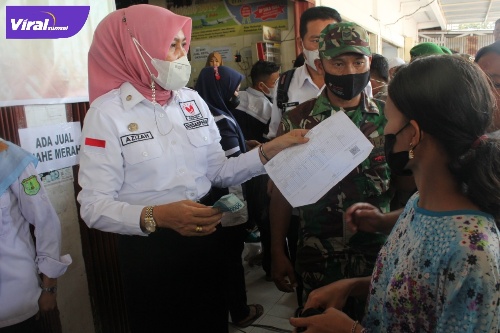 Kepala Disdagperin, Azizah, S.Sos, MT menggelar operasi pasar minyak goreng, Rabu (23/2/2022). Foto : viralsumsel.com/dev