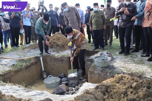 Gubernur Sumsel H. Herman Deru melakukan peletakan batu pertama pembangunan gedung Ponpes Tahfizh Al-Qur'an At-Taqwa di Desa Jati Mulyo Kecamatan Belitang Madang Raya, Kamis (24/2/2022). Foto : viralsumsel.com/win