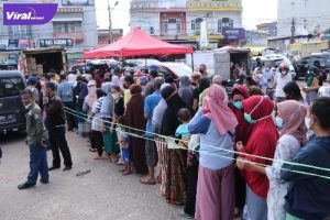 Antusias warga masyarakat kota Palembang dalam menyambut operasi pasar minyak goreng satu harga yang digelar oleh Pemerintah kota Palembang. Foto : viralsumsel.com/nto