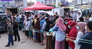 Antusias warga masyarakat kota Palembang dalam menyambut operasi pasar minyak goreng satu harga yang digelar oleh Pemerintah kota Palembang. Foto : viralsumsel.com/nto