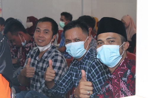 Kepala Desa Siju (kiri) Rahmat, Kepala Desa Kebun Sahang (tengah) Merzi dan Kepala Desa Pulau Parang Mustofa (Kanan). Saat ikuti Sosialisasi Karhutla Diadakan Oleh Dinas PMD Provinsi Sumsel. Foto : Viralsumsel/Nto
