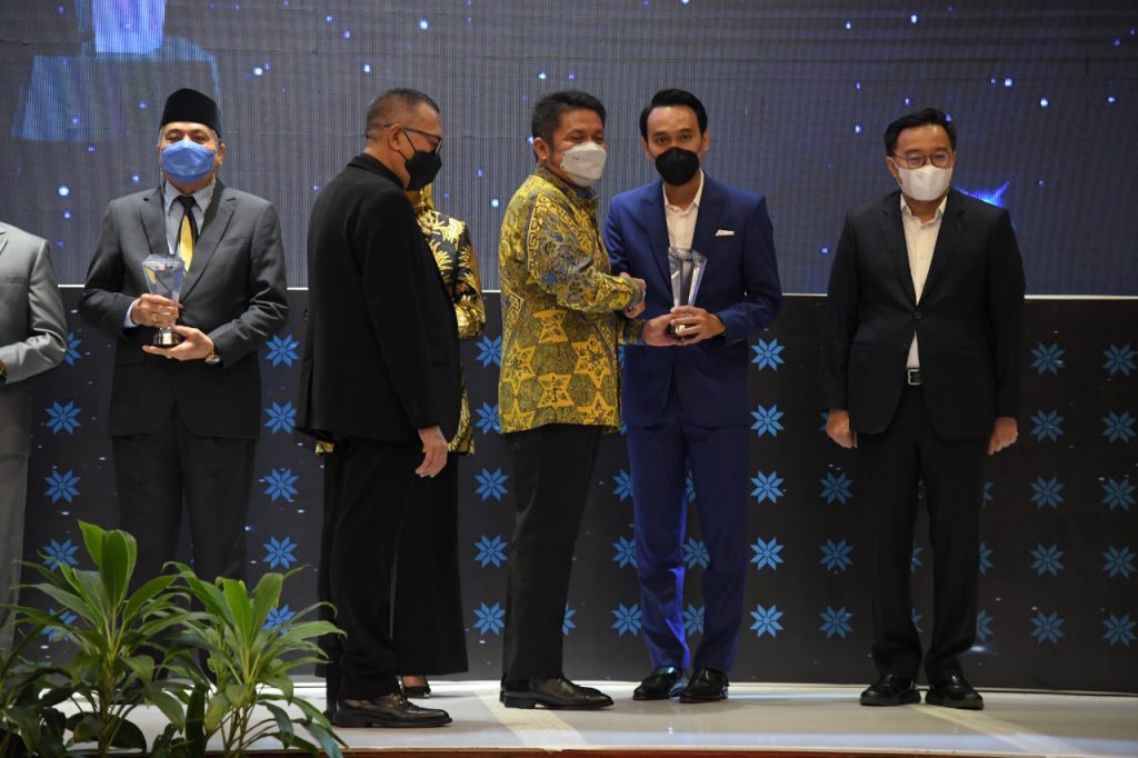 Wakil Ketua DPRD, Bapak H. Muchendi Mahzareki, SE, raih penghargaan dalam Perhelatan Malam Anugerah Lintas Politika Award 2022 di the Zuri Hotel Palembang, Rabu (2/3/2022) malam. Foto : viralsumsel.com