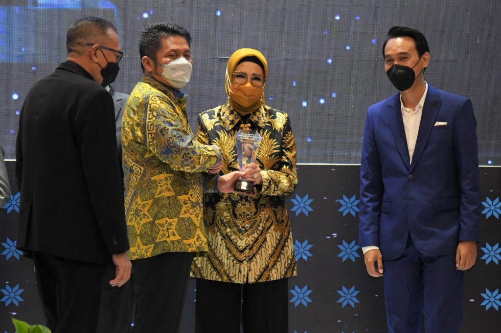Ketua DPRD, Ibu Hj. R.A. Anita Noeringhati, SH., MH, raih penghargaan dalam Perhelatan Malam Anugerah Lintas Politika Award 2022 di the Zuri Hotel Palembang, Rabu (2/3/2022) malam. Foto : viralsumsel.com