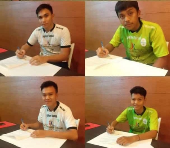 Amunisi baru KMP Bumara FC tanda tangan kontrak. Foto : viralsumsel.com/ion