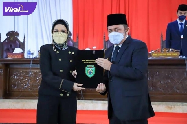 Ketua DPRD Sumsel Hj Hj. R.A. Anita Noeringhati, SH., MH menyerahkan laporan pembahasan pada Gubernur Sumsel H Herman Deru dalam Paripurna XLVI (46), Kamis (17/3/2022). Foto : viralsumsel.com