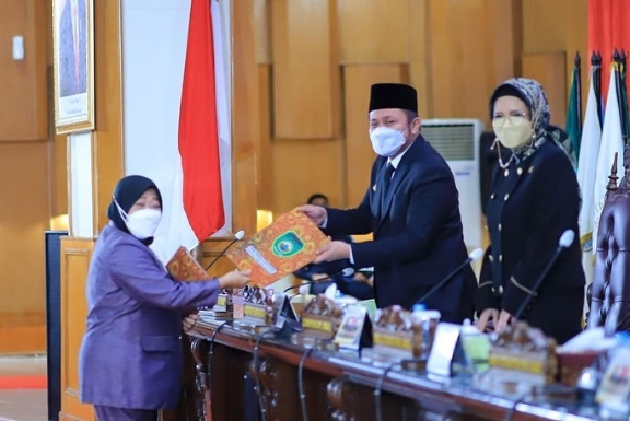 Juru Bicara Pansus IV Dra. Hj. Nilawat menyerahkan laporan pembahasan pada Gubernur Sumsel H Herman Deru dalam Paripurna XLVI (46), Kamis (17/3/2022). Foto : viralsumsel.com