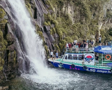 Air Terjun Situmurun berada di Danau Toba. Foto : instagram@anaktao_trip