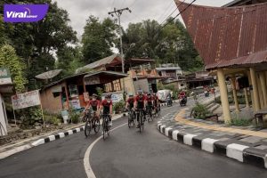 Menparekraf Sandiaga Uno menjajal jalur Danau Toba. Foto : kemenparekraf
