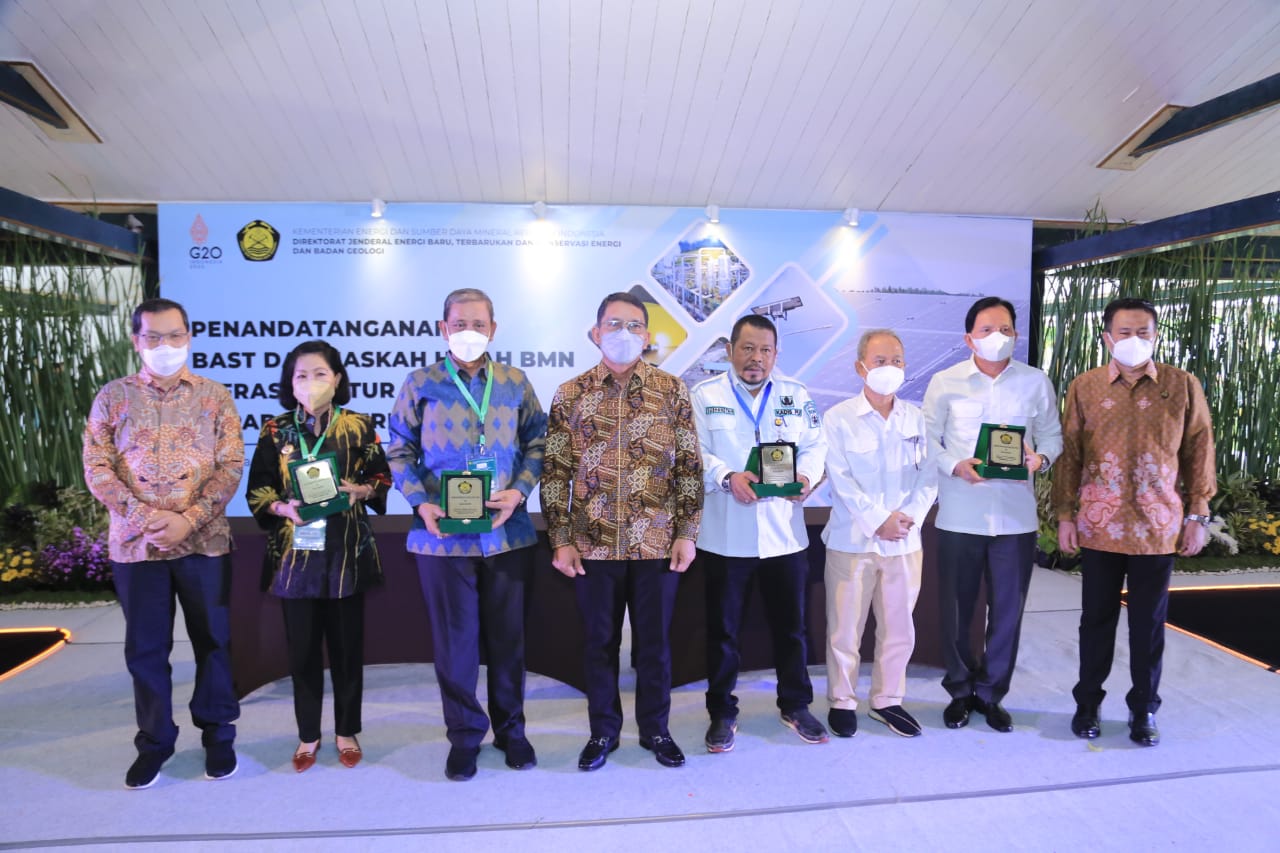 Walikota Prabumulih, Ir. H. Ridho Yahya MM serah terima dan naskah hibah pada acara "Penandatanganan Naskah Hibah dan Berita Acara Serah Terima Barang Milik Negara di lingkungan Direktorat Jenderal Energi Baru, di Hotel Royal Ambrrukmo Yogyakarta, Rabu (23/3/2022). Foto : viralsumsel.com/mal