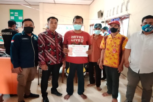 Kedes Siju Rahmad didampingi BPD dan Pendamping Desa saat menyerahkan Bantuan Langsung Tunai (BLT) DD  Tahun Anggaran 2022. Foto : Viralsumsel/Nto