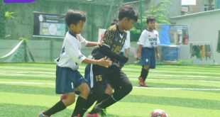 Abqory Sheva Alfiano winger SSB SAS U-11 lewati dua pemain Farmel Hatta dalam laga lanjutan Freekick J_League U-11 Palembang di Lapangan Mini Soccer KMP Bumara, Minggu (27/3/2022) siang. Foto : viralsumsel.com/ion