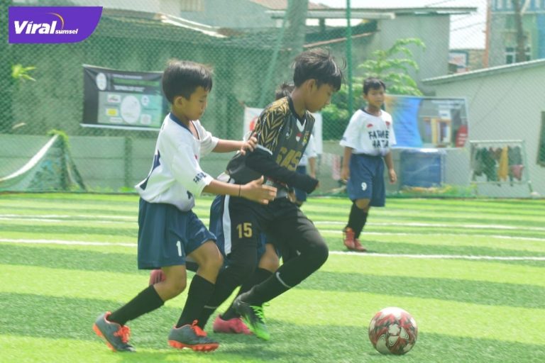 Abqory Sheva Alfiano winger SSB SAS U-11 lewati dua pemain Farmel Hatta dalam laga lanjutan Freekick J_League U-11 Palembang di Lapangan Mini Soccer KMP Bumara, Minggu (27/3/2022) siang. Foto : viralsumsel.com/ion