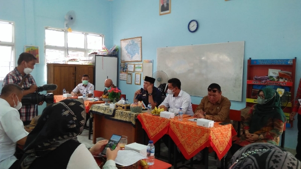Reses Tahap 1 DPRS Palembang Dapil VI di SMPN 61 Palembang, Kecamatan Seberang Ulu Satu, Rabu (30/2/2022). Foto : viralsumsel.com/nto