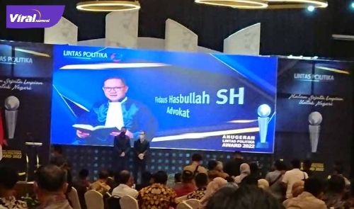 Advokat Firdaus Hasbullah S.H menerima penghargaan Anugerah Lintas Politika Award 2022 di Hotel The Zuri, Rabu (2/3/2022) malam. Foto : viralsumsel.com/ion