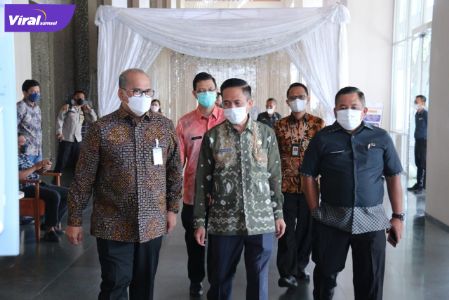 Sekda Palembang Ratu Dewa dengan Direktur- Kepala Perwakilan BI Sumsel Erwin Soeriadimadja dalam rapat High Level Meeting yang diikuti TPID se Sumsel bersama BI, Jumat (4/3/2022). Foto : viralsumsel.com/nto