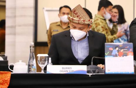 Bupati Kabupaten Ogan Ilir, Panca Wijaya Akbar, menghadiri RUPS Tahunan Tahun Buku 2021 dan RUPS Luar Biasa, Bank SumselBabel, di Ballroom Wyndham OPI Hotel, Banyuasin, Senin, (7/2/2022). Foto : viralsumsel.com/jun