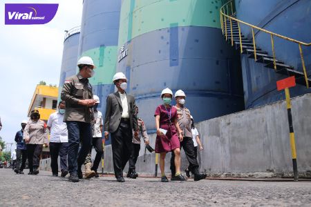 Walikota Palembang H.Harnojoyo bersama Kapolresta Palembang Mokhamad Ngajib mendatangi pabrik migor di Palembang, Rabu (16/3/2022). Foto : viralsumsel.com/nto