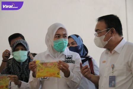 Wakil Walikota Palembang Fitrianti Agustinda memastikan ketersedian sembilan bahan pokok, Rabu (16/3/2022) siang. Foto : viralsumsel.com/nto
