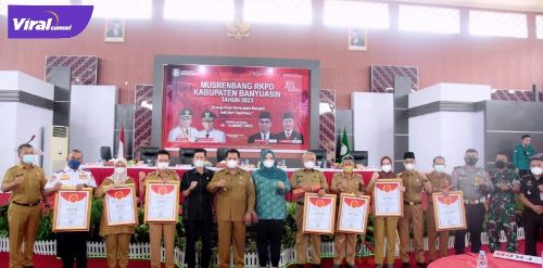 Bupati Banyuasin H.Askolani, Ketua DPRD Kabupaten Banyuasin Iran Setiawan, Sekda Banyuasin Dr. HM Senen Har, dan unsur Forkopimda, hadiri Musrenbang RKPD 2023 di Graha Sedulang Setudung, Selasa (15/3/2022). Foto : viralsumsel.com/nto