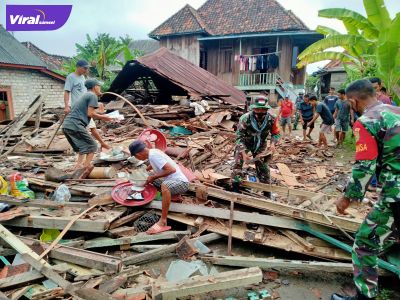 Koramil 402-04/Tanjung Raja bersama anggota BPBD Kabupaten Ogan Ilir membantu rumah yang roboh terkena musibah angin puting beliung. Foto : viralsumsel.com/firman