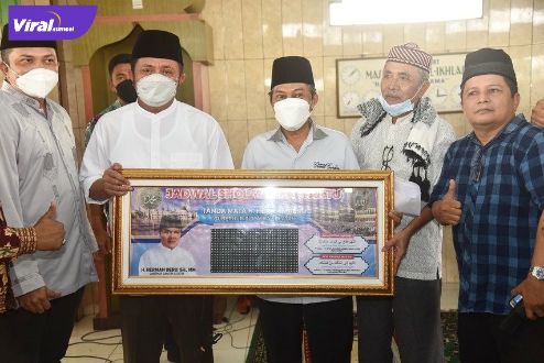 Gubernur Sumatera Selatan H Herman Deru safari Jum’at di Masjid BMKM Al Ikhlas H Mansurdin Arma di Jalan Soekarno Hatta Palembang, Jum’at (18/3/2022). Foto : viralsumsel.com/win