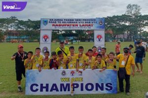 Euforia SSB Elmas usai meraih gelar juara Kerjurprov FOSSBI Sumsel di Lahat, Sabtu (19/3/2022). Foto : viralsumsel.com/ion