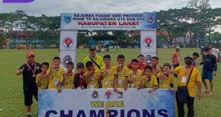 Euforia SSB Elmas usai meraih gelar juara Kerjurprov FOSSBI Sumsel di Lahat, Sabtu (19/3/2022). Foto : viralsumsel.com/ion