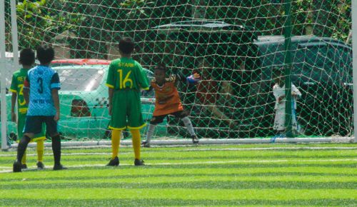 Penjaga gawang SSB SAS Seno siap menghadapi tendangan penalti Putera Sukma. Foto : viralsumsel.com/ion