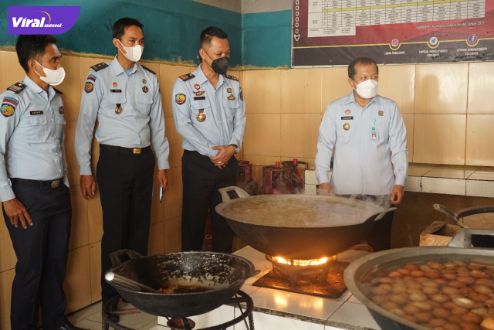 Kepala Kantor Wilayah Kementerian Hukum dan HAM Sumsel Harun Sulianto lakukan kunjungan kerja ke Lapas Kelas IIB Kayuagung, Minggu (20/3/2022). Foto : viralsumsel.com/fia