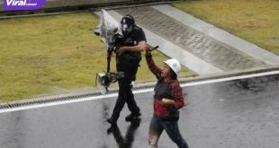 Pawang hujan Rara Isti Wulandari beraksi saat balapan Moto GP Mandalika. Foto : ig