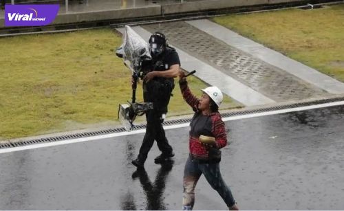 Pawang hujan Rara Isti Wulandari beraksi saat balapan Moto GP Mandalika. Foto : ig