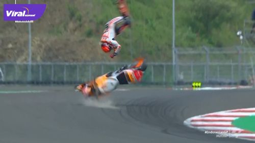 Pembalap Honda Marc Marquez crash di Moto GP Mandalika, Minggu (20/3/2022). Foto : net