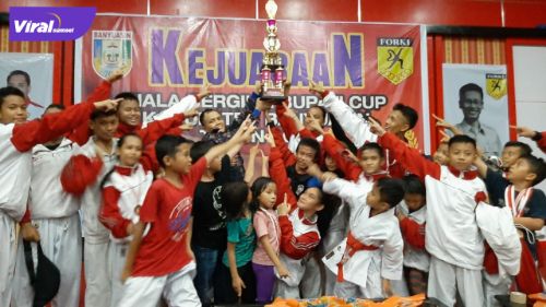 Karateka Polres OKI euforia bersama trofi juara umum Piala Bergilir Bupati Banyuasin Cup 2022. Foto : viralsumsel.com/fir