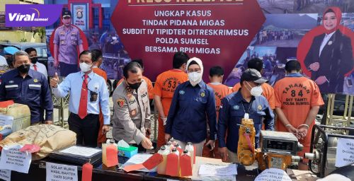 Kapolda Sumsel Irjen Pol Toni Harmanto gelar press rilis pengoplosan ratusan ton BBM jenis solar, Selasa (22/3/2022). Foto : viralsumsel.com/kai