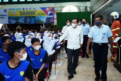 Walikota Prabumulih, H Ridho Yahya melepas ratusan peserta pelatihan kerja ke PT.Sri Rejeki Isman. Foto : viralsumsel.com/jamal