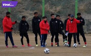 Pelatih Timnas U-19 Shin Tae Yong berikan intruksi pada anak didiknya. Foto : pssi