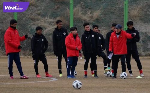 Pelatih Timnas U-19 Shin Tae Yong berikan intruksi pada anak didiknya. Foto : pssi